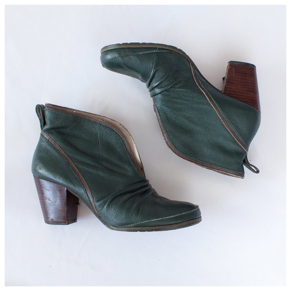 Esska dark-green leather ankle boots